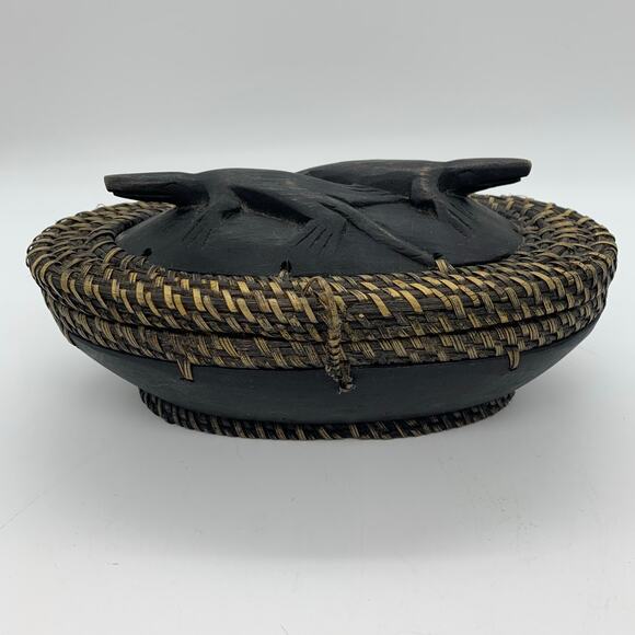 Hand woven oval Ketak carved Indonesian Lombok lidded box - Picture 4 of 8
